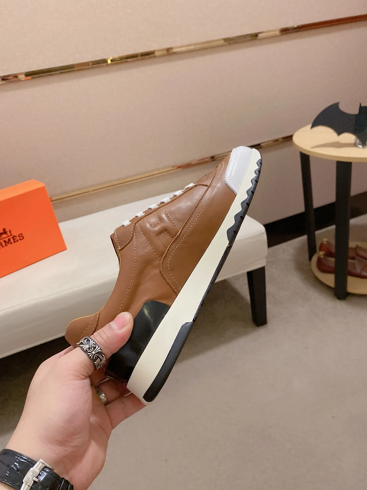 Ex-factory price: 500💰《HERMES》【Classic original single version】Hermès; top 🔝purchasing agent🔍🔍men's latest 🇺🇸sold simultaneously, original imported from Italy ▲▲first-layer cowhide ▲▲ (high-end, nobility and class) ) Exquisite workmanship (Italian 🇮🇹 imported water-dyed 🐂 cowhide lining) sole: original sole provided by the original factory, ⚠️exclusive double-layer activity·TPR·rubber·combined molded outsole; super comfortable·wear-resistant·non-slip·environmental protection The real thing is more beautiful when photographed in kind (high quality, following orders), you can come in and out at will * Number of yards: 38·39·40·41·42·43·44# (can be customized 45.)